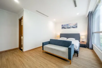 Apartamento de cuatro dormitorios con balcón — Landmark Plus Vinhomes Serenity Suite