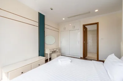 Apartamento de tres dormitorios con balcón — Landmark Plus Vinhomes Serenity Suite